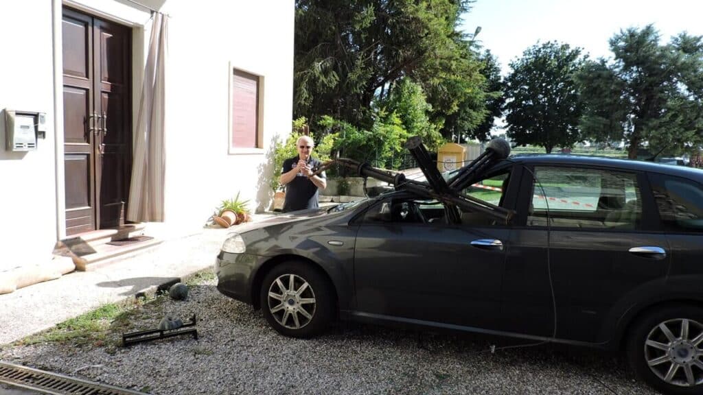 Maltempo a Vicenza, cade giù la croce di una chiesa: precipita sull’auto del parroco