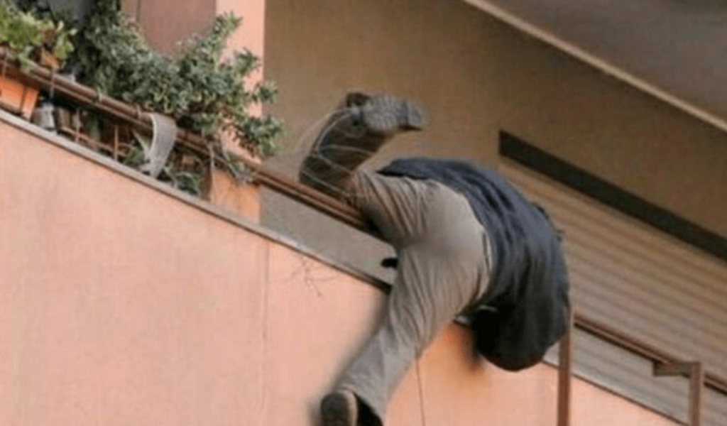 Marito torna a casa senza preavviso l'amante scappa dal balcone, cade dal 4°piano e muore, la tragedia