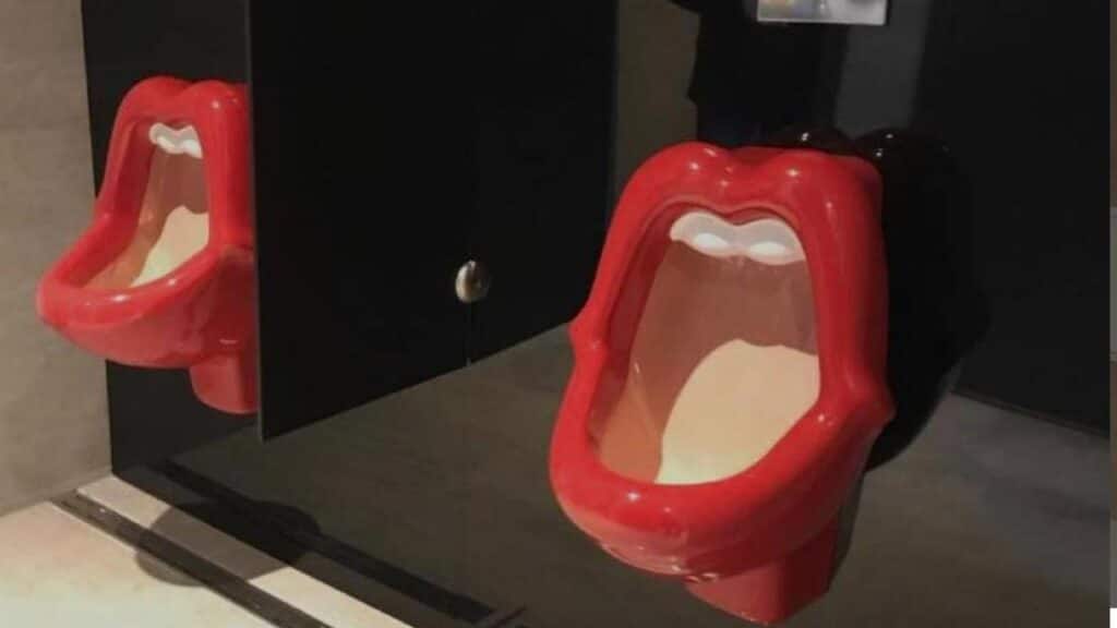 "Sentiti sempre libera di urinare in quelli delle donne", la replica dei responsabili della palestra torinese al commento inorridito della vocal coach Greta Squillace