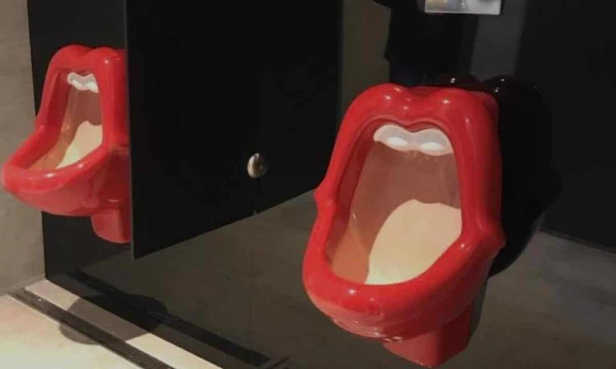 "Sentiti sempre libera di urinare in quelli delle donne", la replica dei responsabili della palestra torinese al commento inorridito della vocal coach Greta Squillace