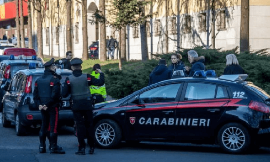 Rissa selvaggia per il parcheggio, poi scoprono di essere parenti e vanno in pizzeria insieme