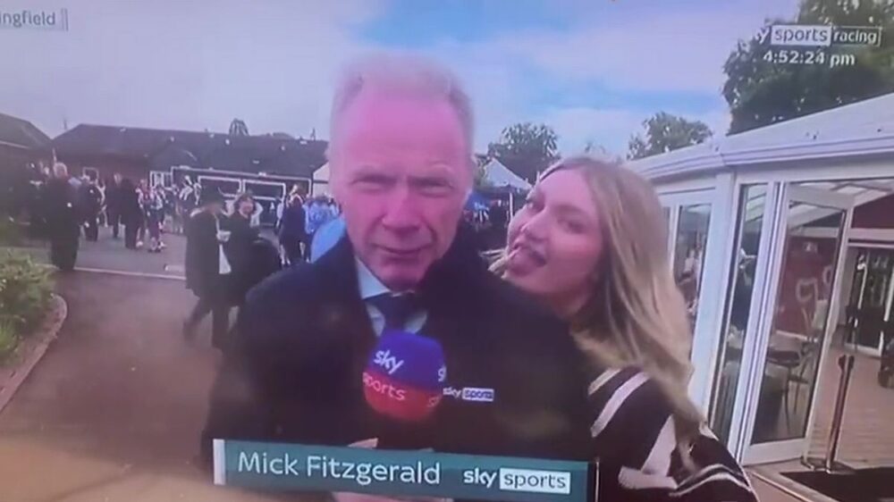 "Sono sicuro che sua madre sarà contenta quando la vedrà", ha commentato ironicamente il giornalista in diretta