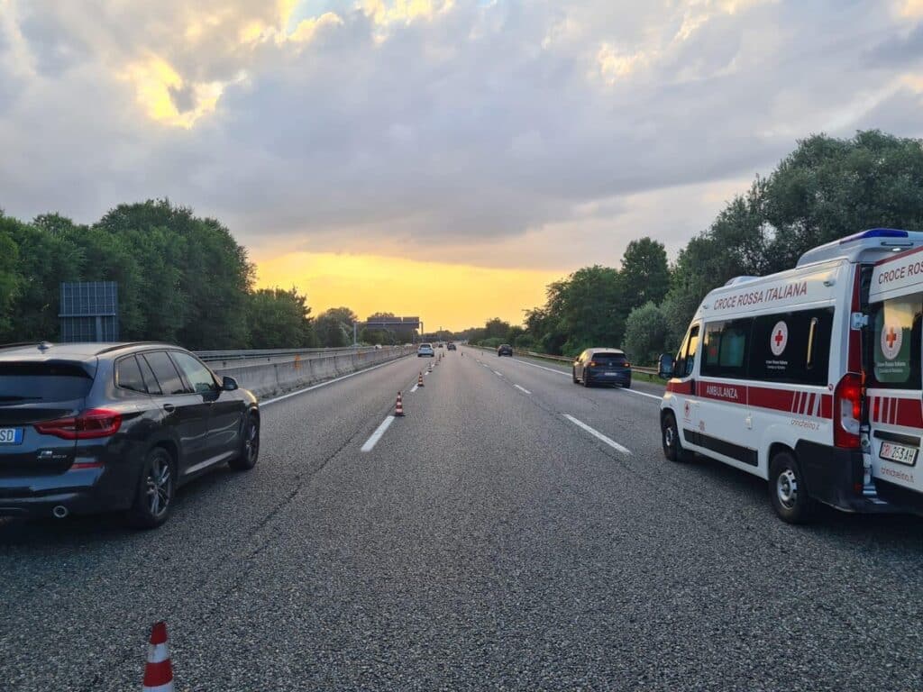 Il 21enne si sarebbe fermato per prestare soccorso a un motociclista con il mezzo in avaria sulla sopraelevata di Moncalieri