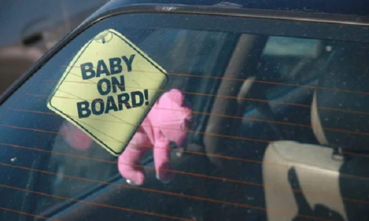 appena assunto dimentica la figlia in auto