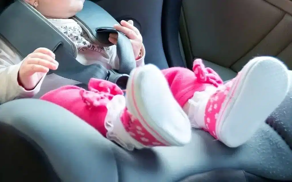 Dimentica la nipotina in auto sotto al sole, per 8 ore. La piccola è morta,