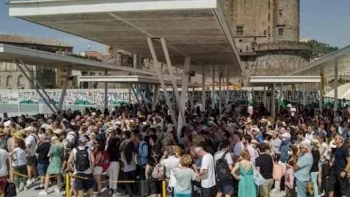 dimentica le figlie in un bar