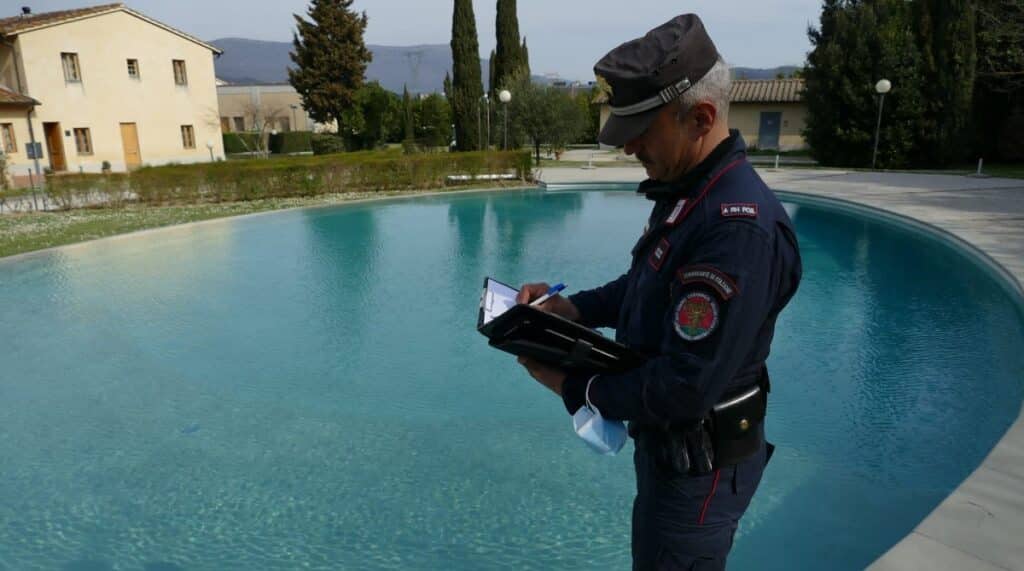 Nardò, trovato cadavere a bordo piscina