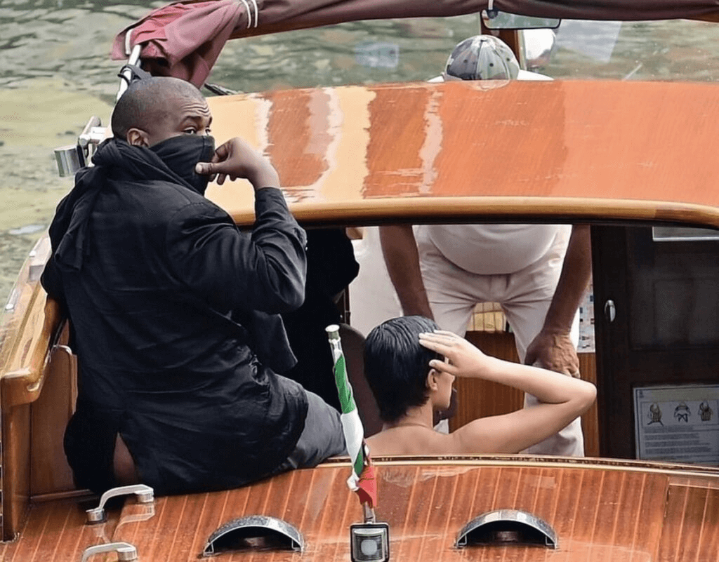 Kanye West senza pantaloni in barca a Venezia.