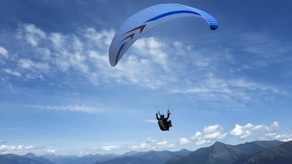 Donna deceduta dopo essere precipitata con il parapendio