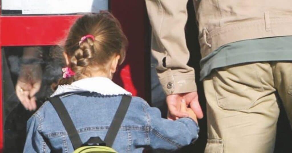 pedofilo offre soldi a famiglie bisognose