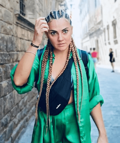 Le treccine dell'ex suor Cristina.