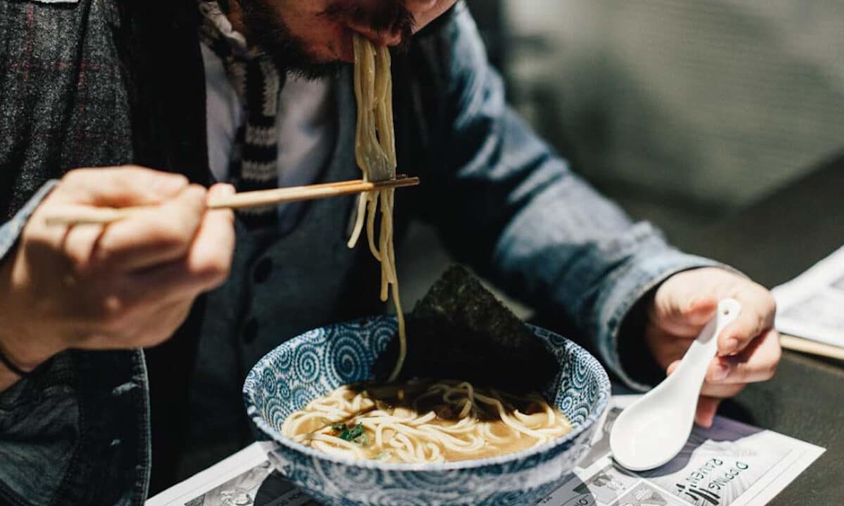 19enne mangia i noodles del coinquilino