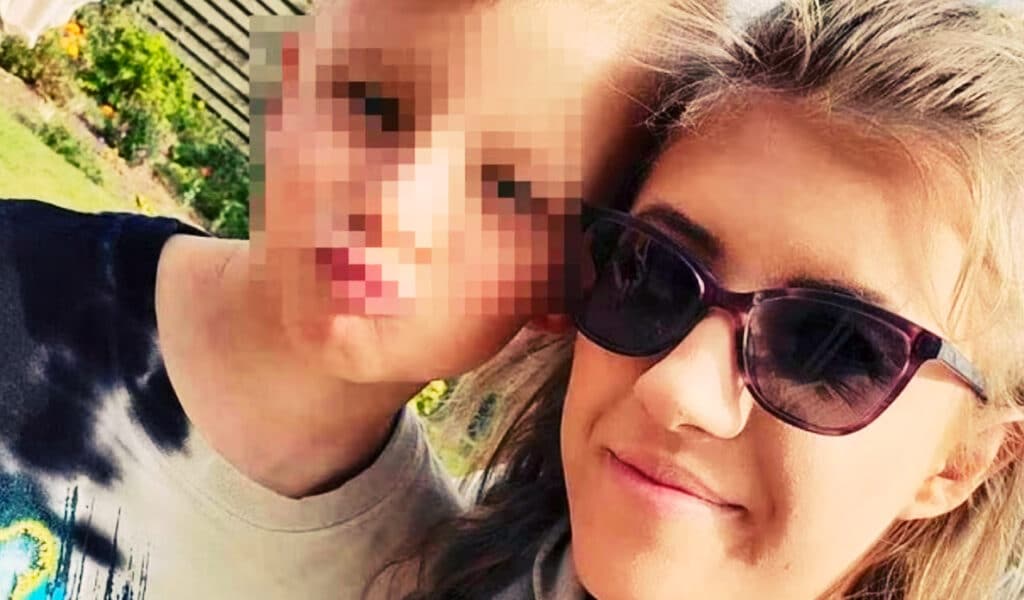 bimbo di 8 anni chiama i soccorsi e salva la vita della madre in Inghilterra.