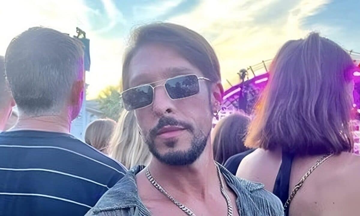 Muore d’infarto a 41 anni mentre è in vacanza in Sardegna a San Teodoro.