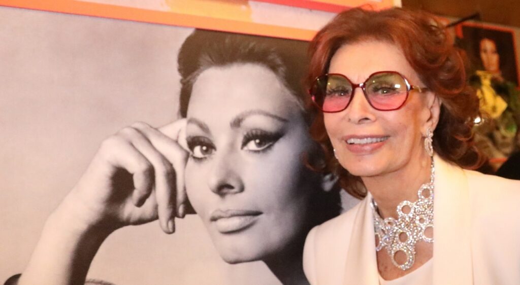Catastrofe per Sophia Loren, le sue condizioni dopo l’intervento: “Sta bene, tornerà prestissimo con noi”