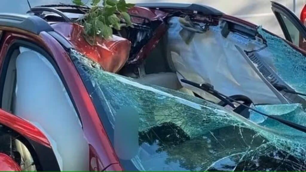 Pneumatico impazzito sfonda il vetro di un'auto