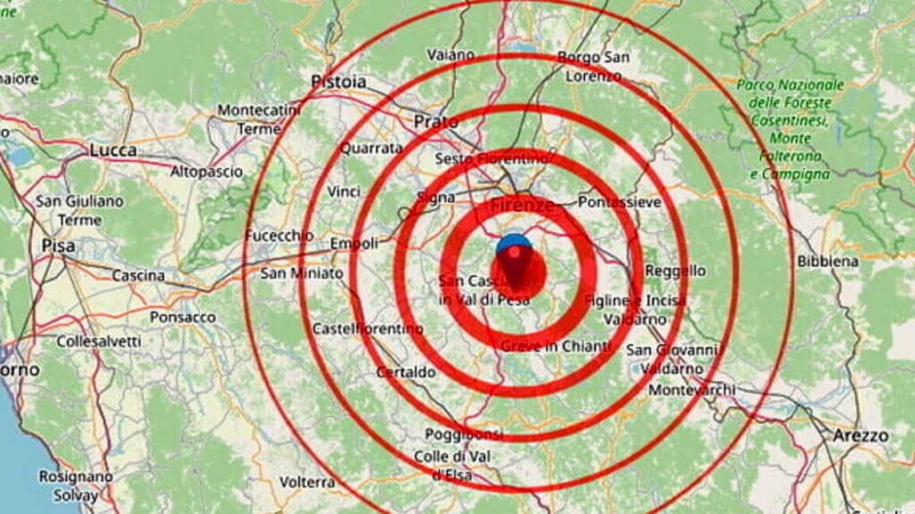Interrotte anche due linee ferroviarie nel Fiorentino. L'Alta velocità deviata sulla vecchia direttissima che passa da Prato. La scossa è stata avvertita anche in Emilia-Romagna e Marche