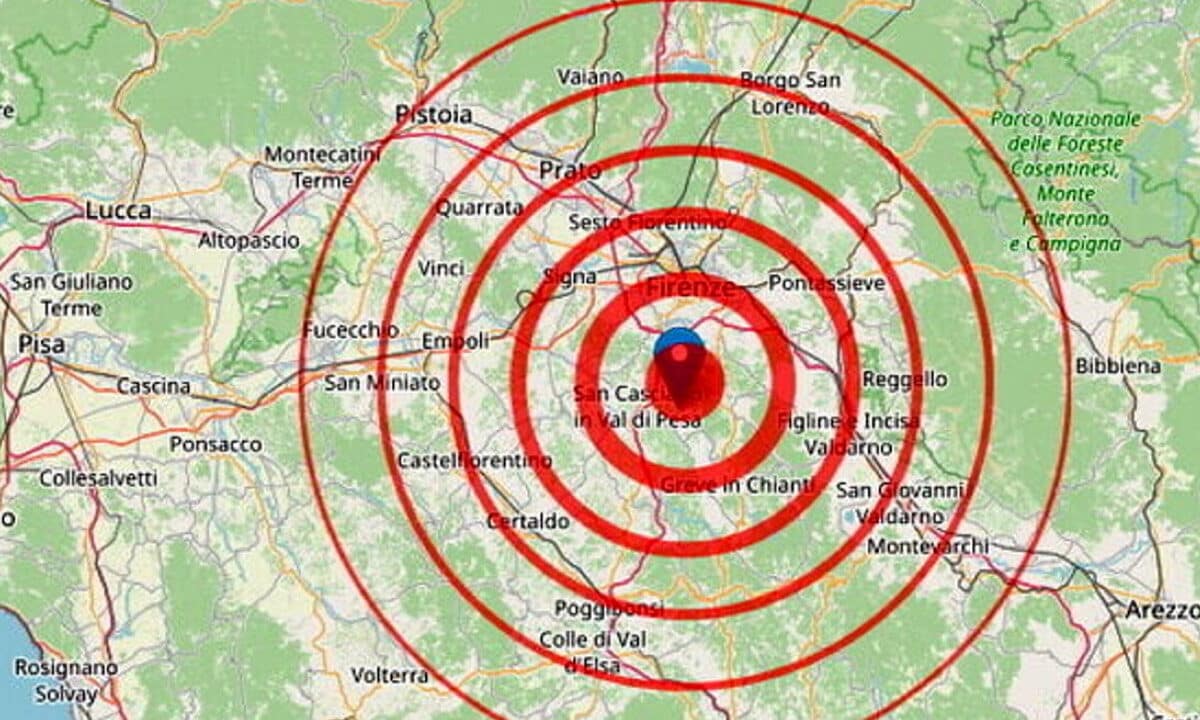 Interrotte anche due linee ferroviarie nel Fiorentino. L'Alta velocità deviata sulla vecchia direttissima che passa da Prato. La scossa è stata avvertita anche in Emilia-Romagna e Marche