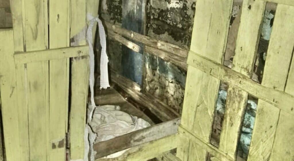 bambino disabile in gabbia 7 anni