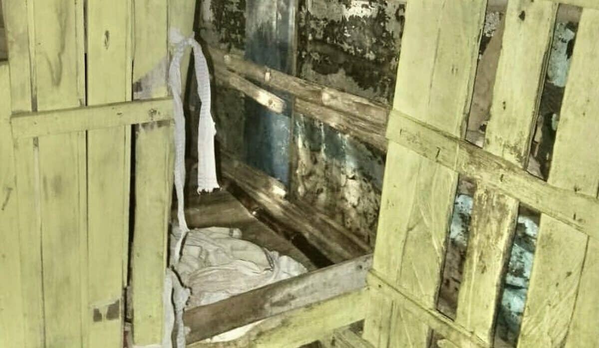 bambino disabile in gabbia 7 anni