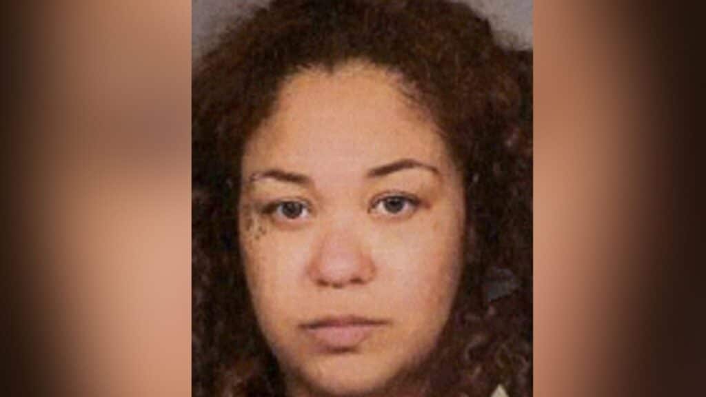 madre infila nel congelatore il figlio