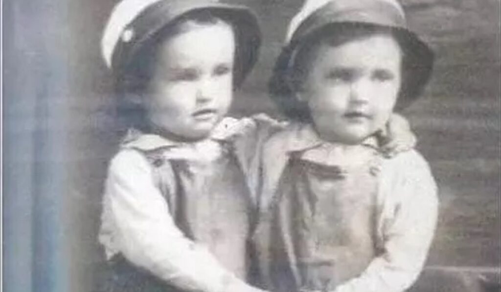 ritrovati in casa i corpi di due gemelli