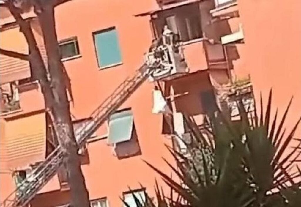 Roma, si lancia dal balcone col mantello supereroe