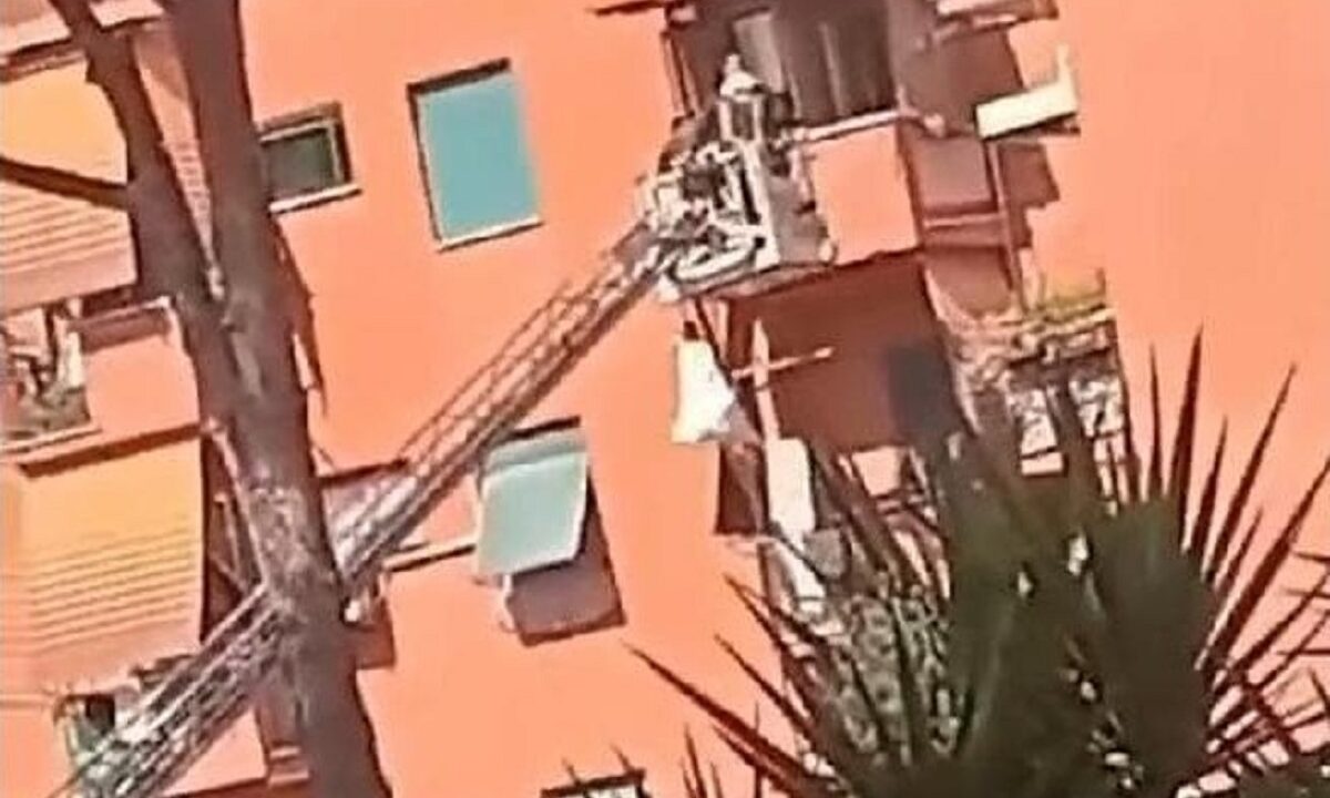 Roma, si lancia dal balcone col mantello supereroe