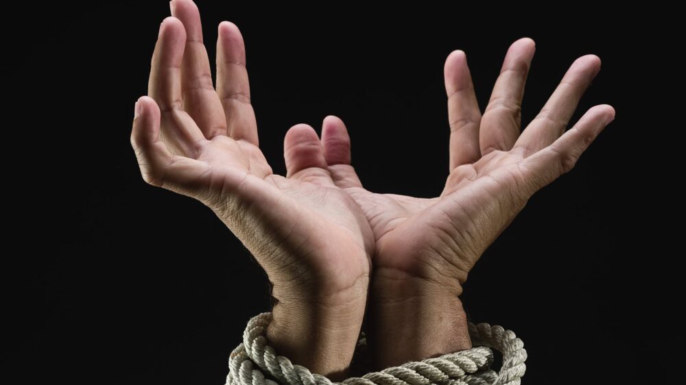 costringono a pratiche sadomaso un uomo