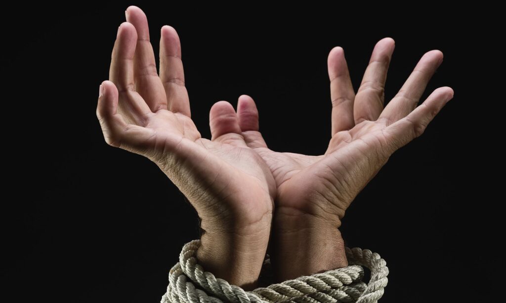 costringono a pratiche sadomaso un uomo