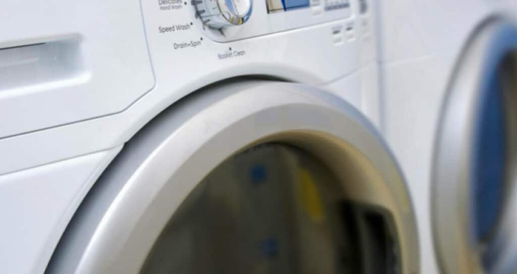 Il bimbo si infila nella lavatrice, la mamma non se ne accorge e l’accende. in nuova zelanda