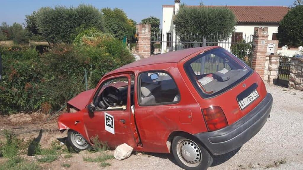 Accusa un malore alla guida e investe un'intera famiglia