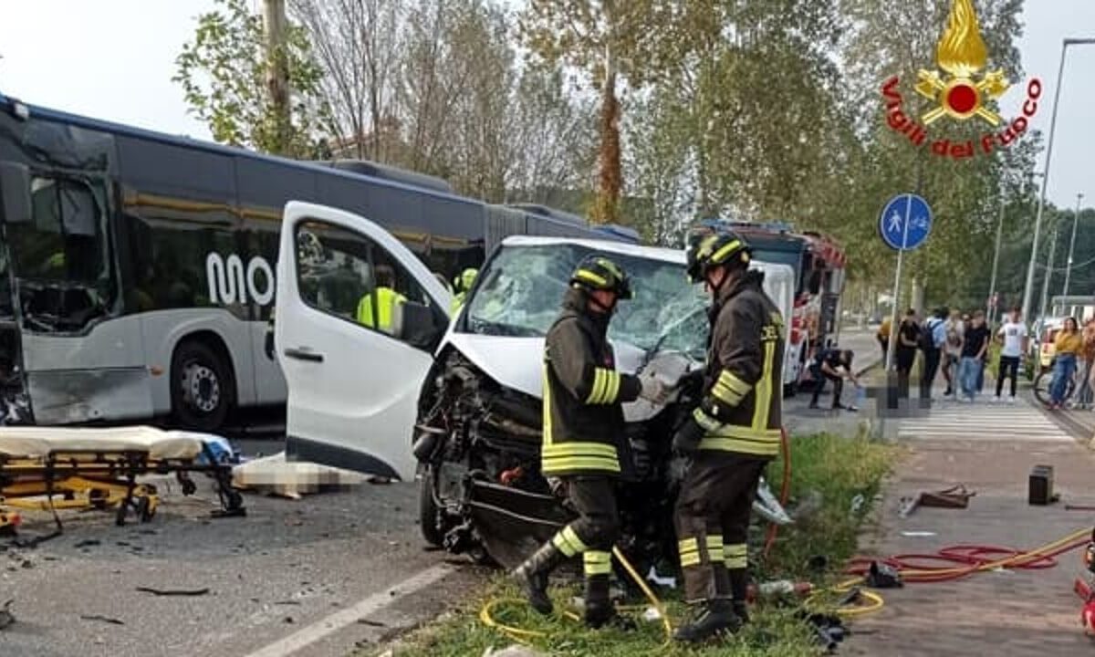 Treviso, Furgone Sbanda E Si Schianta Contro Un Autobus