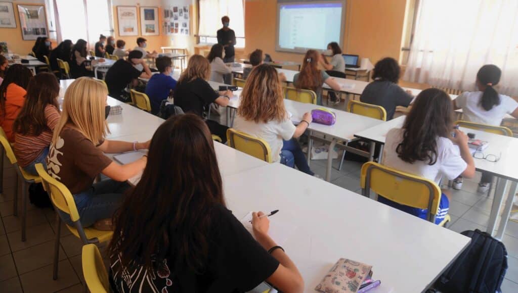 studentesse accusano prof sedere molestie Pesaro