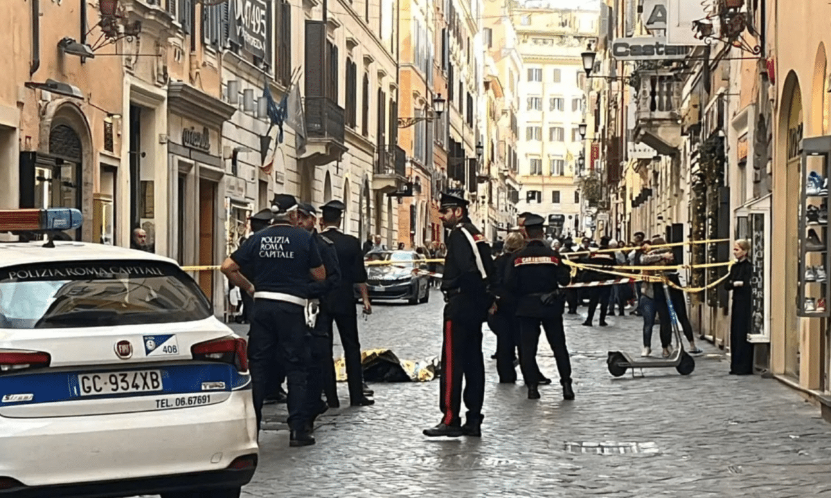 L'assurdo episodio è avvenuto intorno alle 12 in pieno centro a Roma
