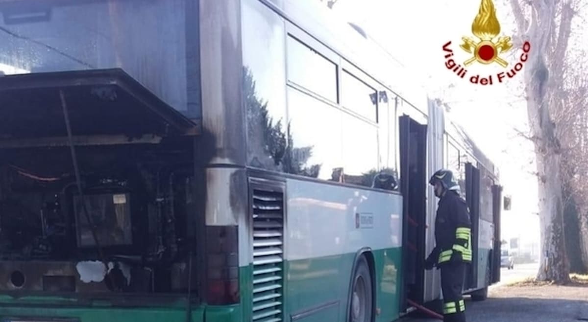 autobus con 50 studenti va a fuoco