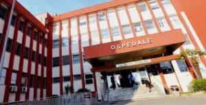 colta da malore muore davanti all'ospedale