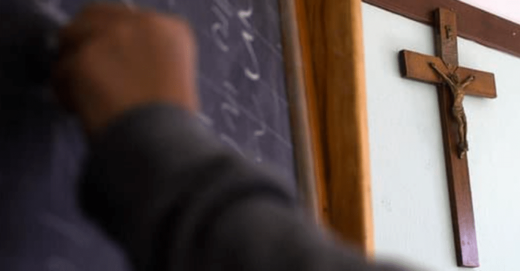 La rimozione dei crocifissi ha innescato una polemica non solo con i genitori degli alunni ma anche con alcuni docenti dello stesso istituto