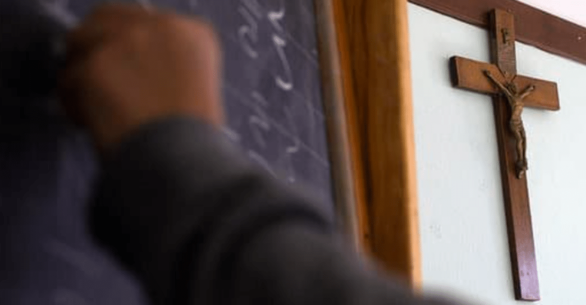 La rimozione dei crocifissi ha innescato una polemica non solo con i genitori degli alunni ma anche con alcuni docenti dello stesso istituto