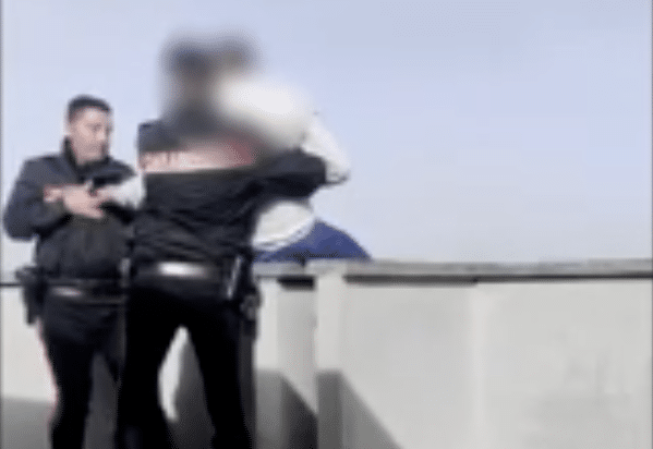 minaccia di gettarsi dal sesto piano