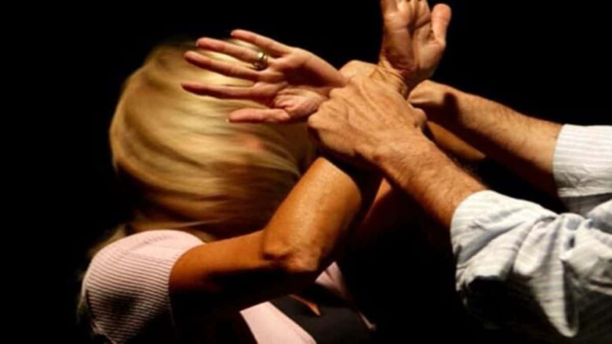 picchia la moglie davanti ai figli