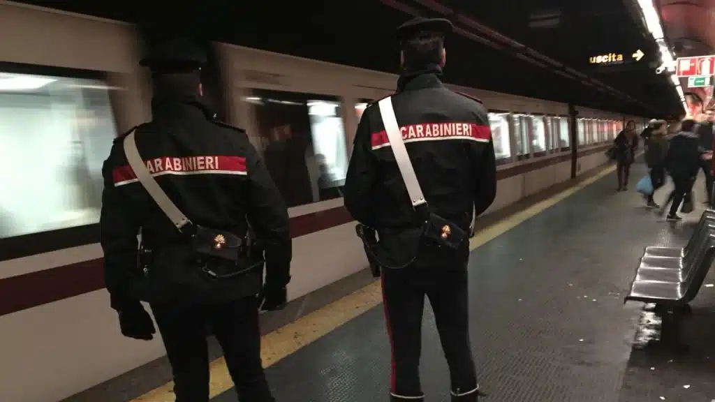 Ragazza di 21 anni violentata in stazione