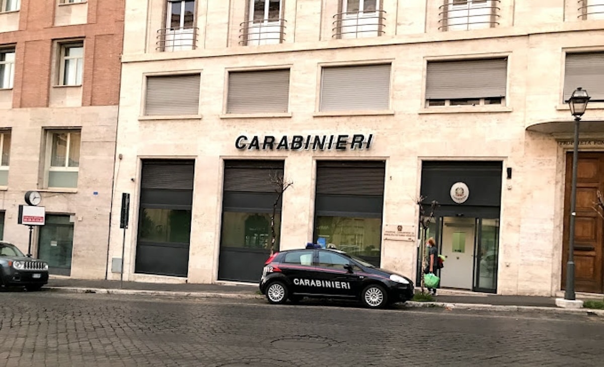 Roma Turista Colto Da Infarto Si Accascia Davanti Alla Caserma Carabiniere Eroe Lo Salva