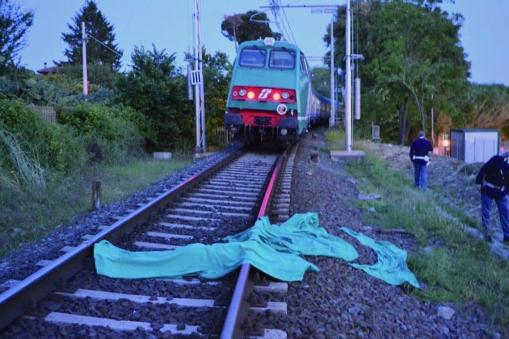 Milano, investito da un treno