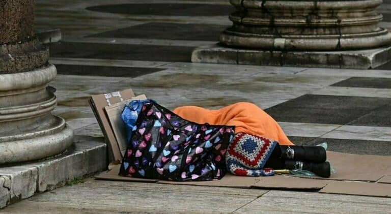 Uccide clochard mentre si filma