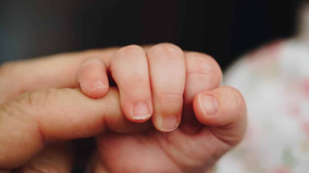 Il piccolo fu abbandonato nel 2020 a Ragusa, in un sacchetto di plastica