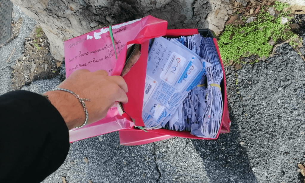 Bollette abbandonate in strada, le Poste: Non c'entriamo nulla, il caso in zona Prati a Roma