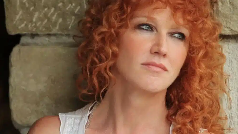 "È un brano a cui sono molto legata scritto da Enrico Ruggeri e da Luigi Schiavone. Ma ho deciso di cambiare il finale perché era giusto. Dicevo sempre ‘Ti diremo ancora un altro sì', ma non è mica vero"