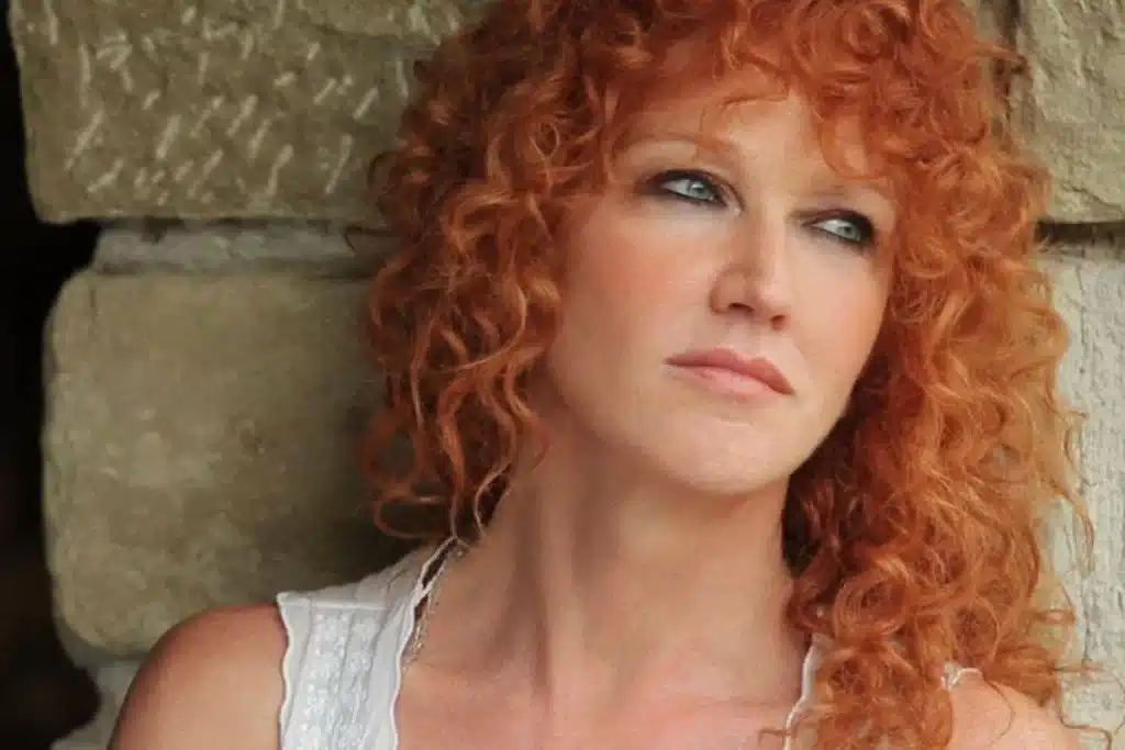 "È un brano a cui sono molto legata scritto da Enrico Ruggeri e da Luigi Schiavone. Ma ho deciso di cambiare il finale perché era giusto. Dicevo sempre ‘Ti diremo ancora un altro sì', ma non è mica vero"