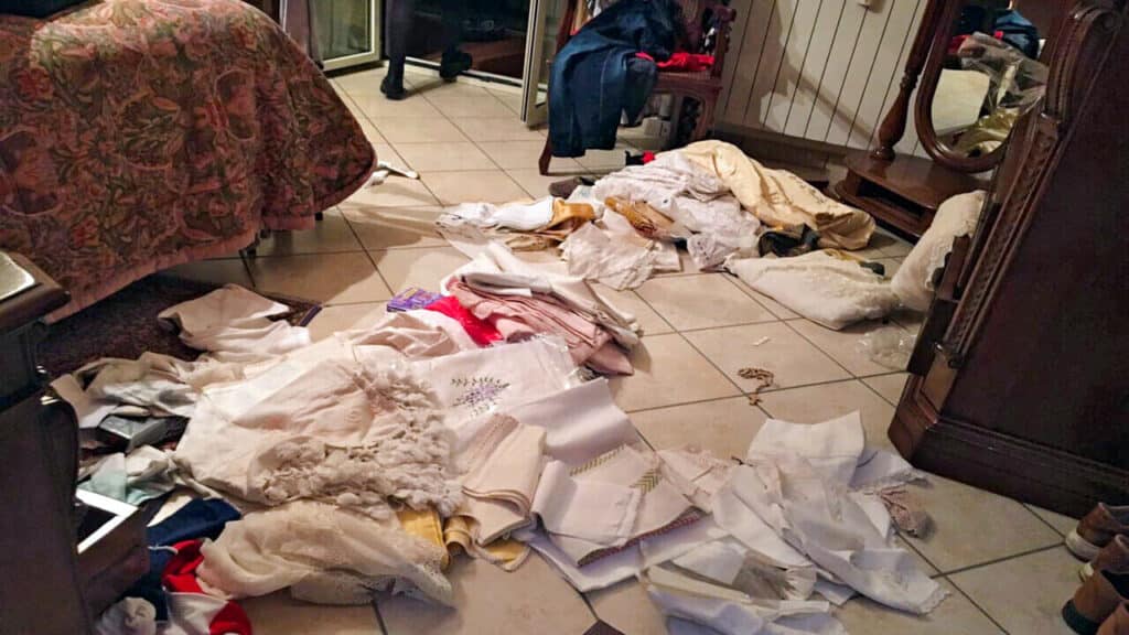 Genitori vanno a prendere il figlio disabile ma i ladri svaligiano la casa: rubati gioielli e orologio